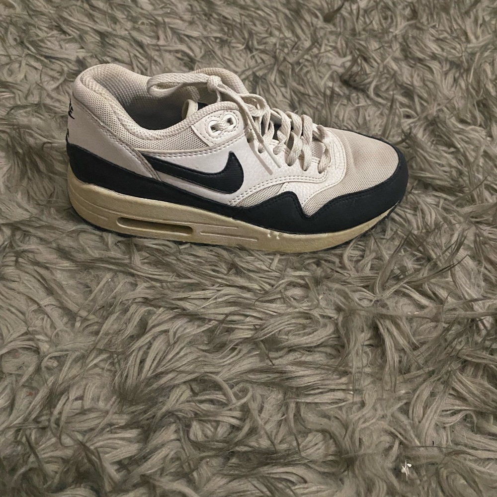 Nike Air Max in white and black
